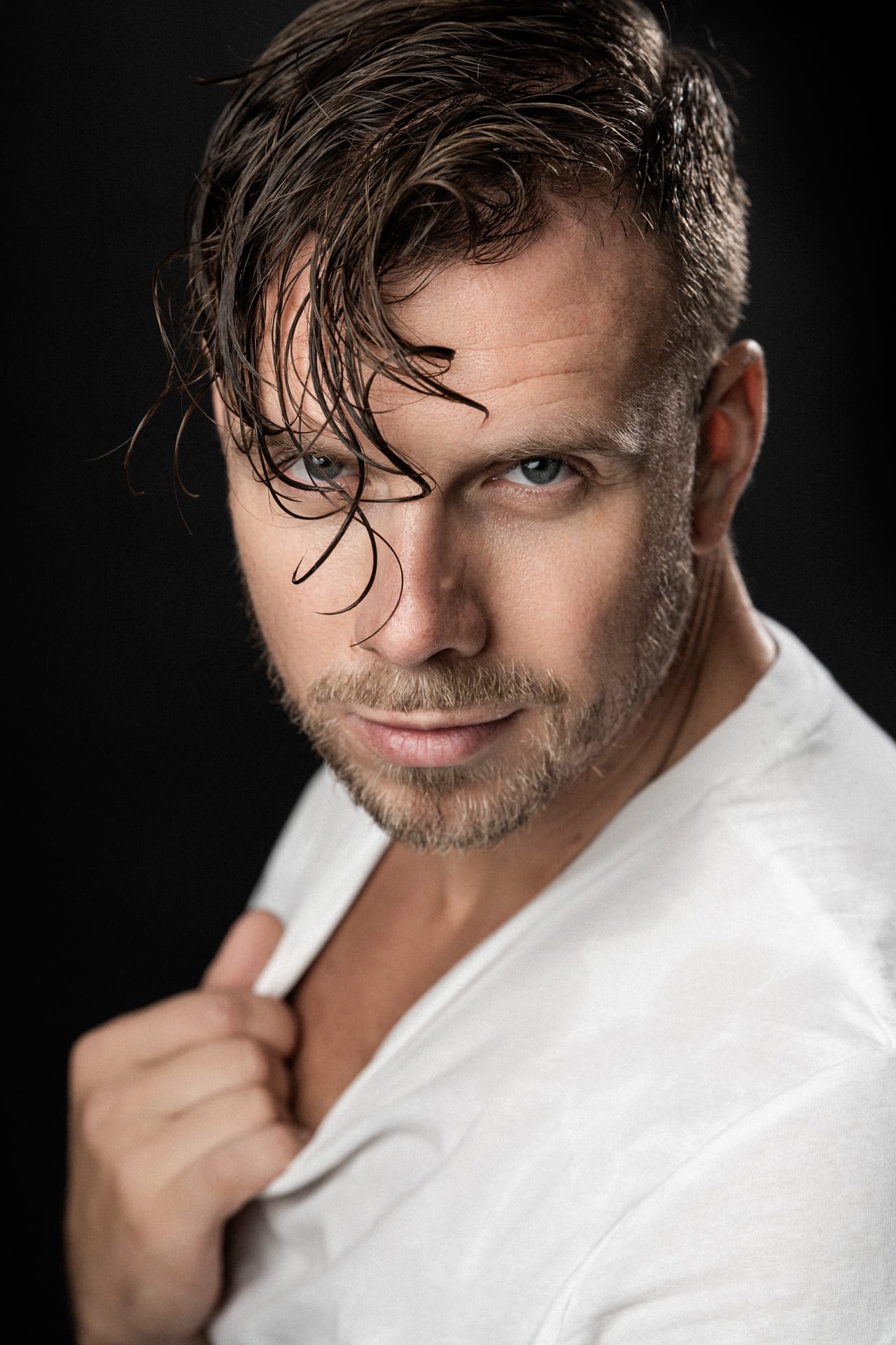 męska sesja zdjęciowa w studio Kraków – portret mężczyzny