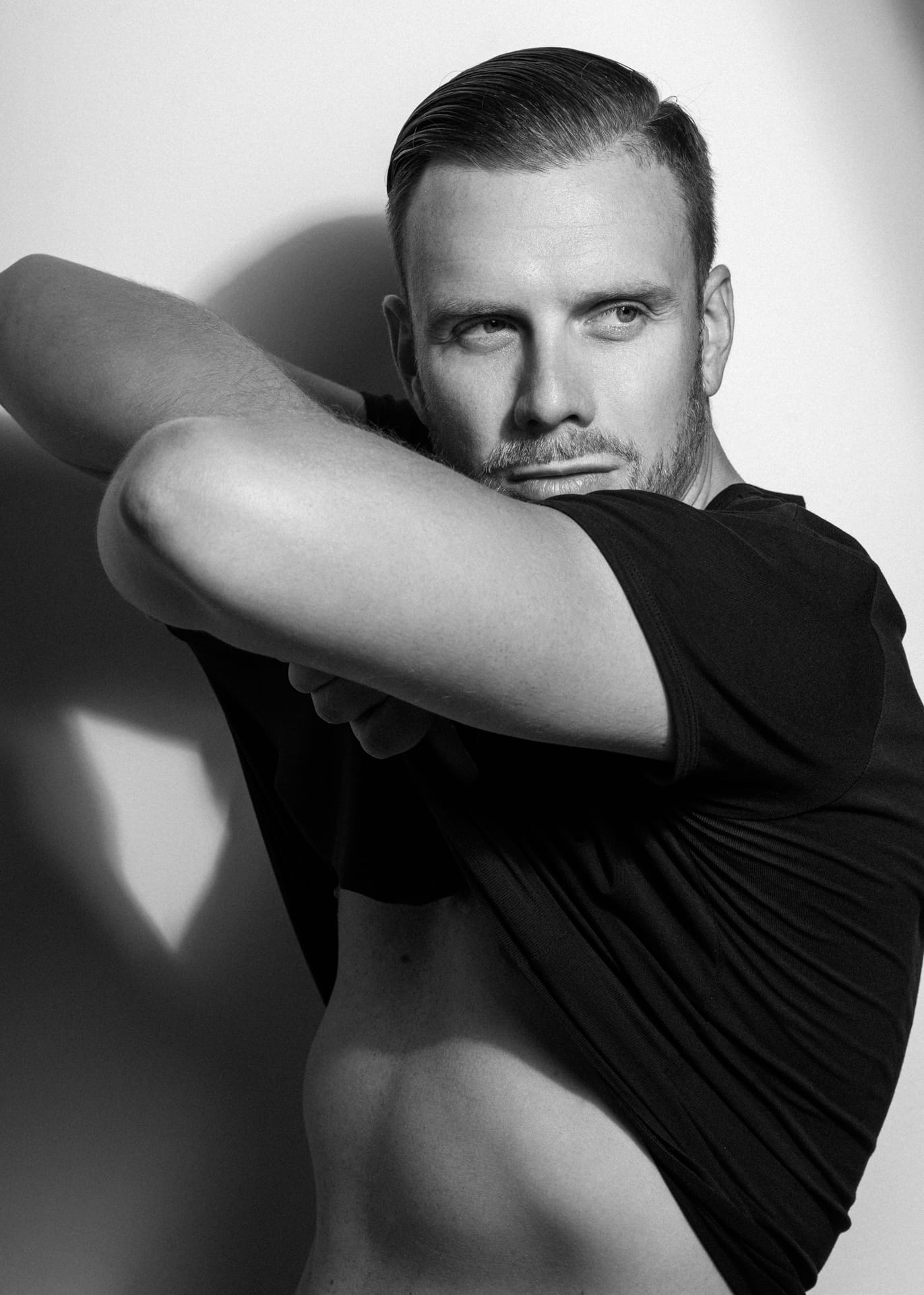 męska sesja zdjęciowa w studio Kraków – portret mężczyzny