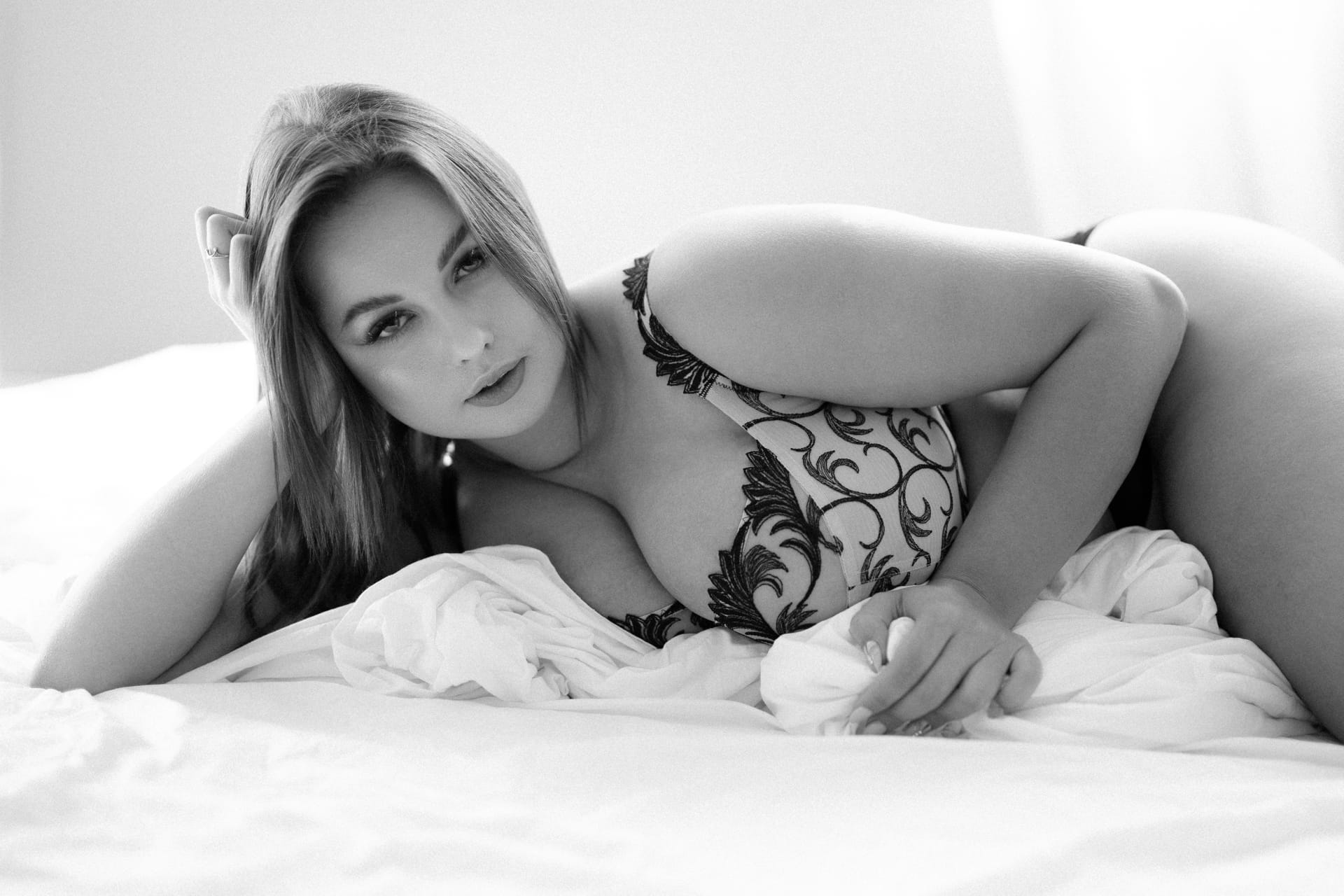 sensualna kobieca sesja zdjęciowa kobiety w studio Kraków