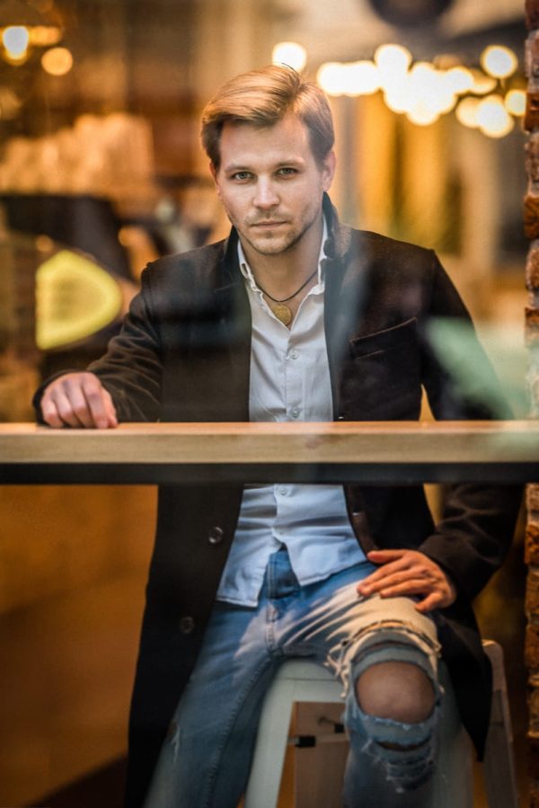 męska sesja zdjęciowa w plenerze Kraków – portret mężczyzny