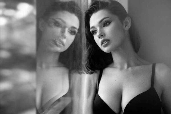 sensualna kobieca sesja zdjęciowa kobiety w studio Kraków