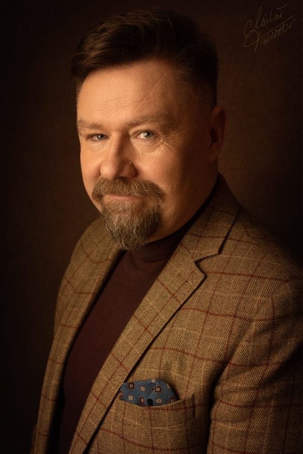 męska sesja zdjęciowa w studio Kraków – portret mężczyzny