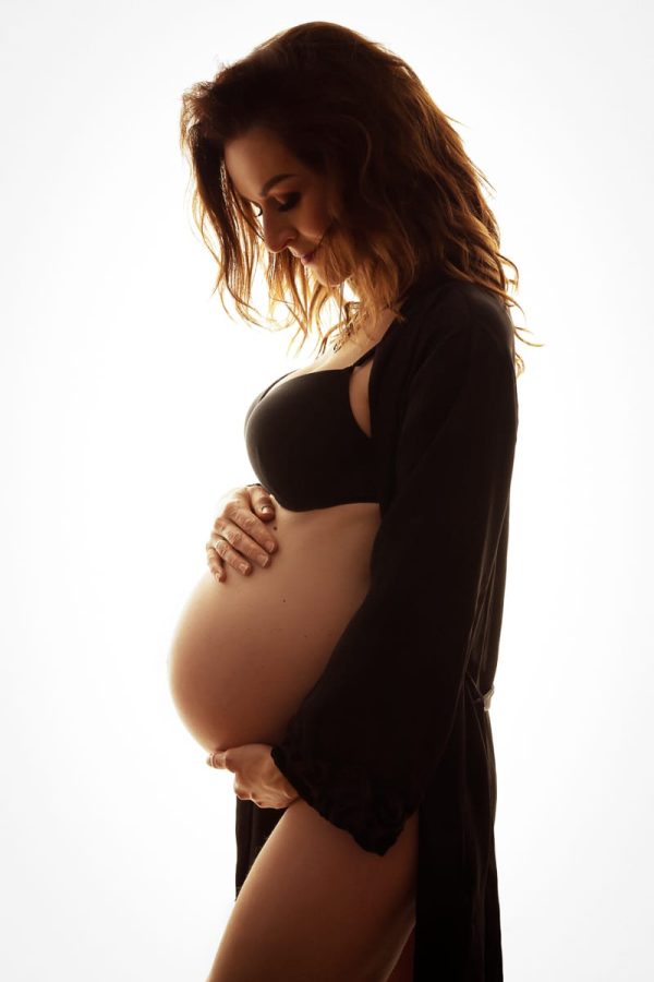 sensualna kobieca sesja ciążowa kobiety w studio Kraków