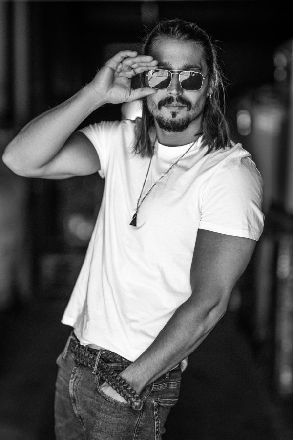 męska sesja zdjęciowa na mieście Kraków – portret mężczyzny