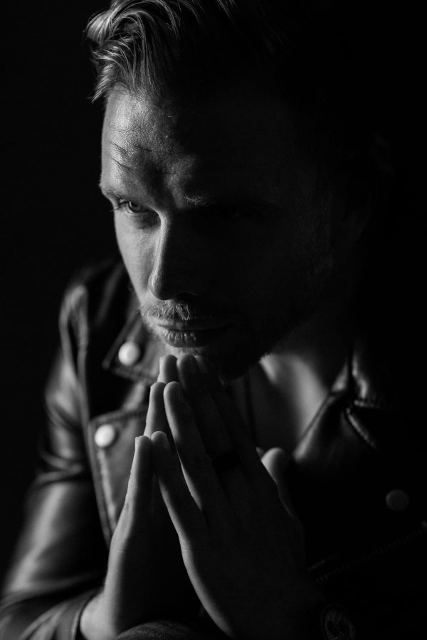 męska sesja zdjęciowa w studio Kraków – portret mężczyzny