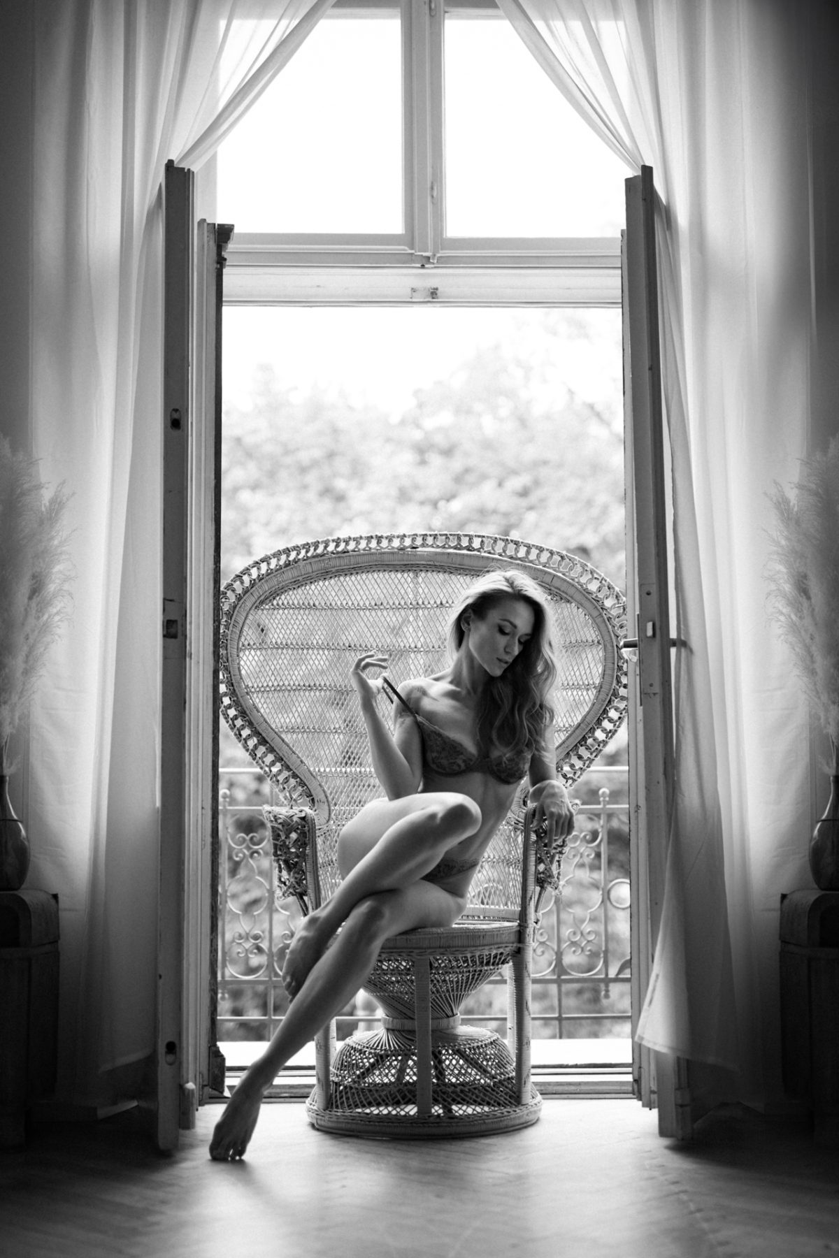 sensualna kobieca sesja zdjęciowa kobiety w studio Kraków