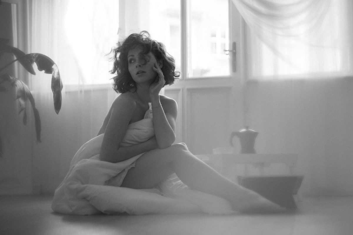 sensualna kobieca sesja zdjęciowa kobiety w studio Kraków