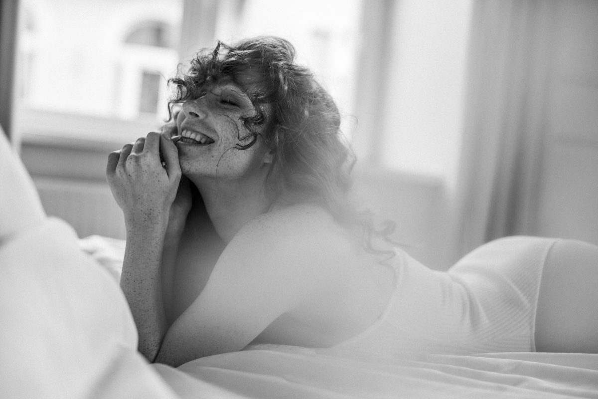 sensualna kobieca sesja zdjęciowa kobiety w studio Kraków