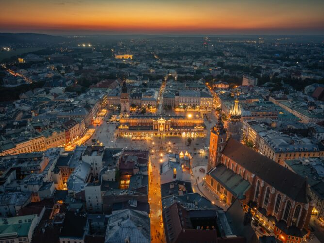 2024.08.29 Rynek Główny w Krakowie o zachodzie słońca