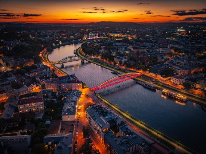 2024.09.31 Zakole Wisły z Kładką Bernatka i Mostem Piłsudskiego
