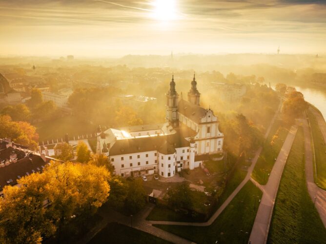 2024.10.22 Wschód słońca nad Kościołem na Skałce