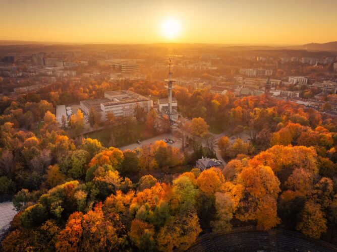 2024.10.28 Zachód słońca nad stacją Linii Radiowych Krzemionki w Krakowie