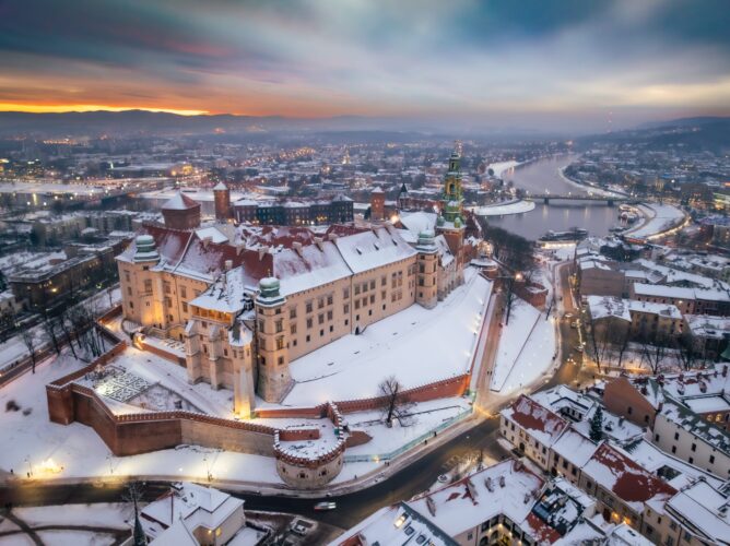 2025.01.14 Zimowy zachód słońca nad Zamkiem Królewskim na Wawelu