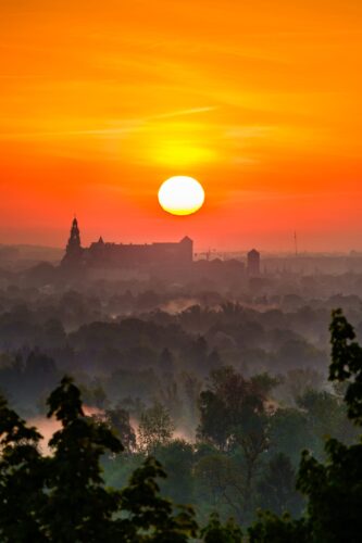 2025.04.29 Wschód słońca nad Wawelem widziany ze Wzgórza Solnik