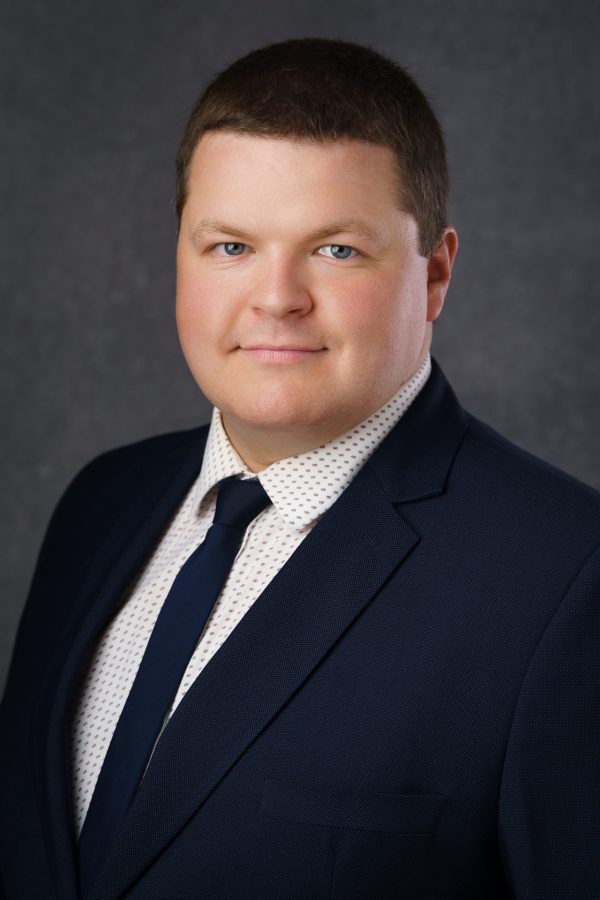 portret mężczyzny w stylu biznesowym – sesja Kraków