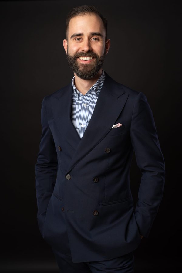 portret mężczyzny w stylu biznesowym – sesja Kraków