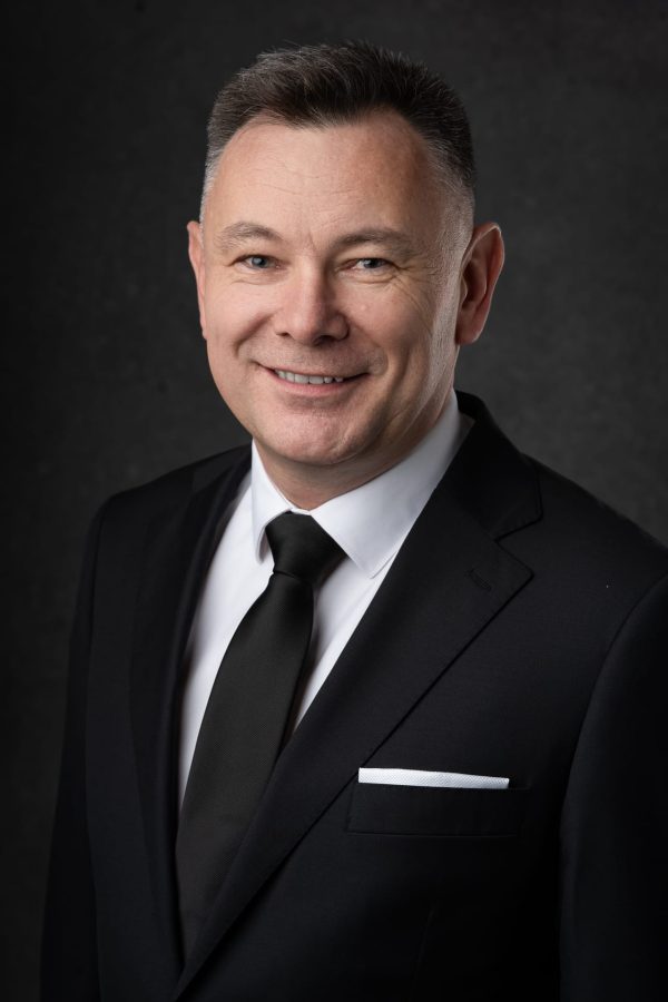 portret mężczyzny w stylu biznesowym – sesja Kraków