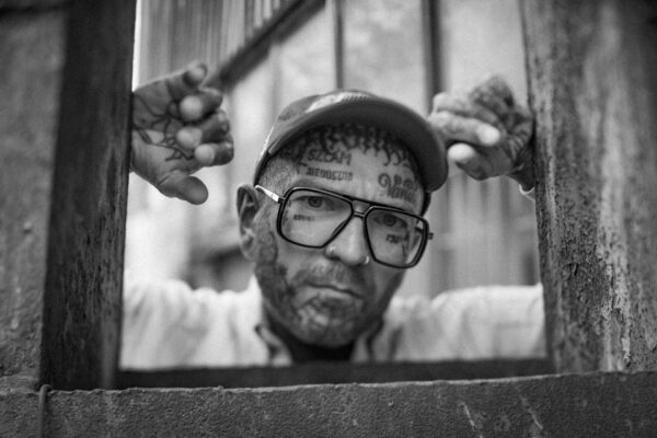 czarno bialy portret mezczyzny z tatuazami w krakowie