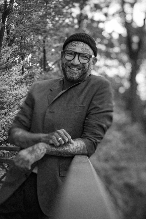 portret meski czarno bialy w plenerze kraków